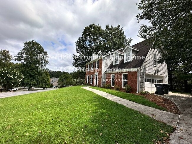 979 Sugar Crossing Ln in Sugar Hill, GA - Foto de edificio - Building Photo