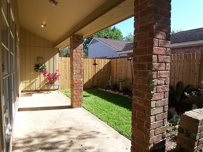 3039 Sam Houston Dr in Sugar Land, TX - Building Photo - Building Photo