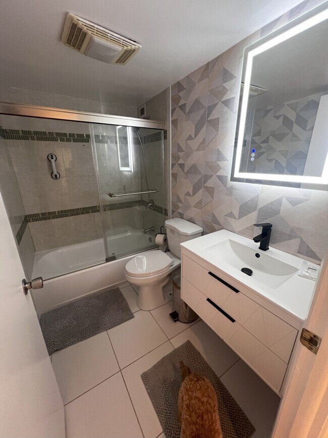1901 Brickell Ave, Unit B1508 in Miami, FL - Building Photo - Building Photo