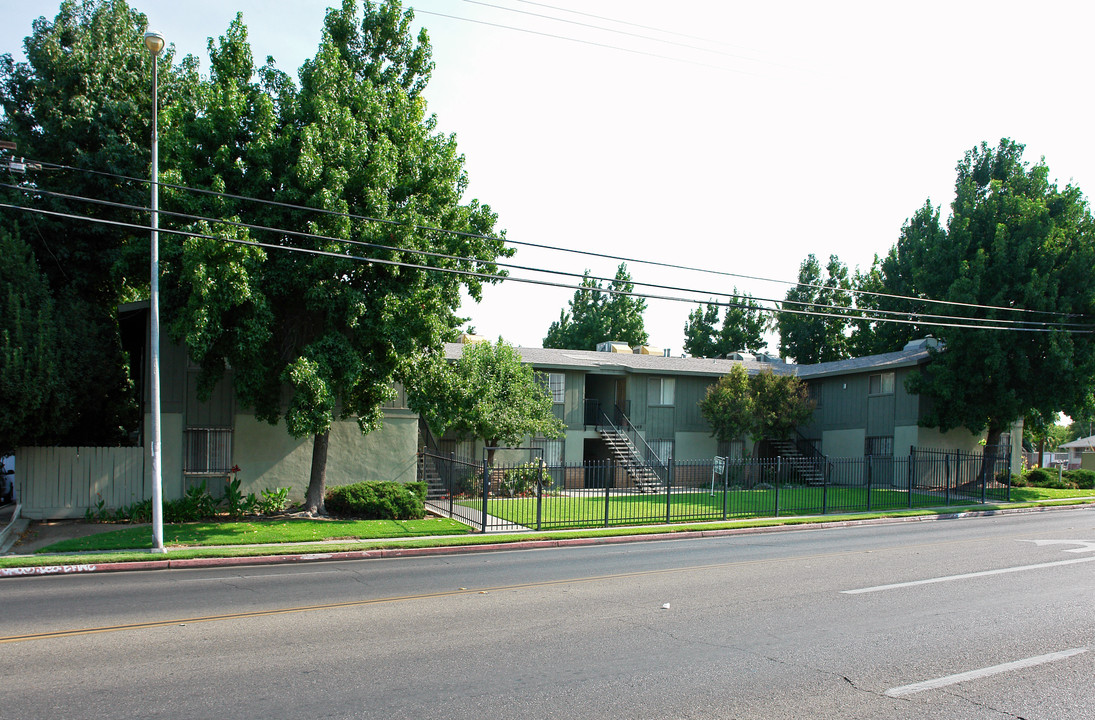 3869 E Olive Ave in Fresno, CA - Building Photo