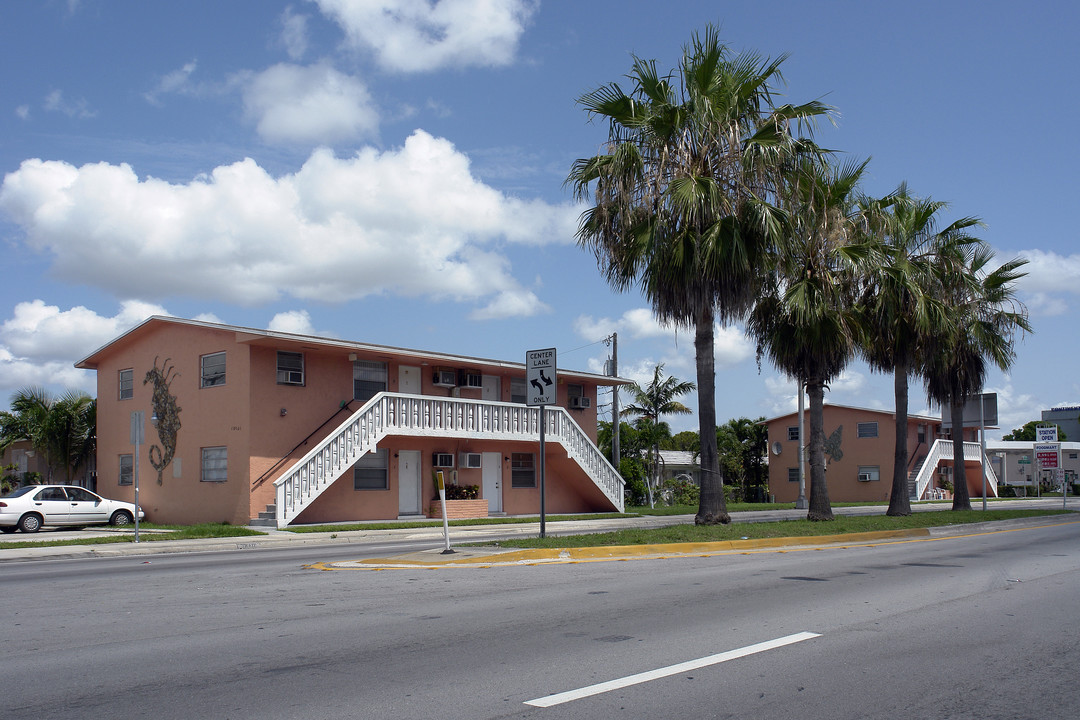 10701 SW 7th St in Miami, FL - Foto de edificio