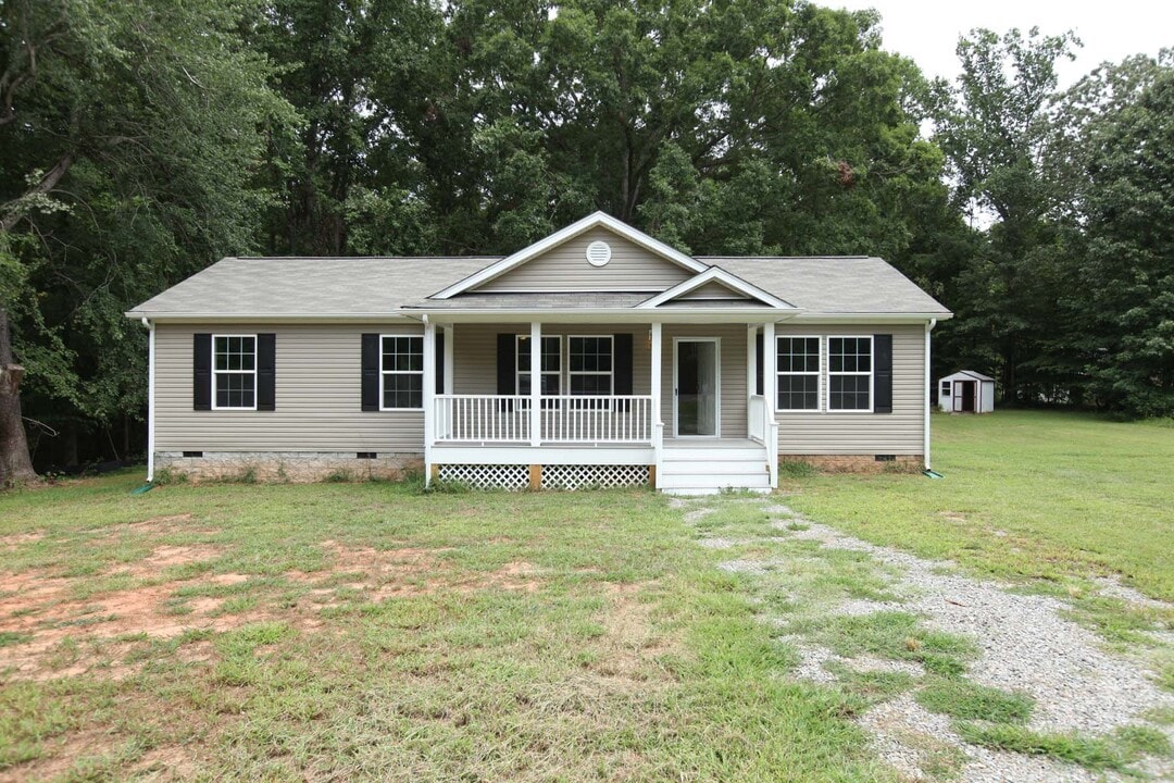 2018 Old Tavern Rd in Powhatan, VA - Building Photo