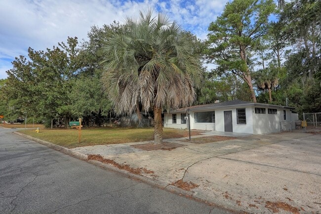 property at 6 Ranchland Dr