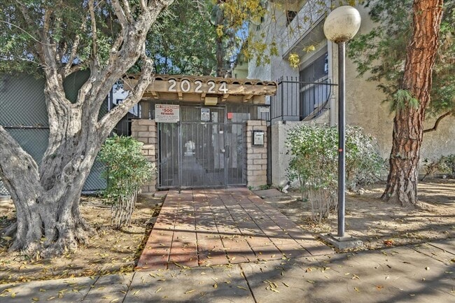 20224 Sherman Way in Los Angeles, CA - Building Photo - Building Photo