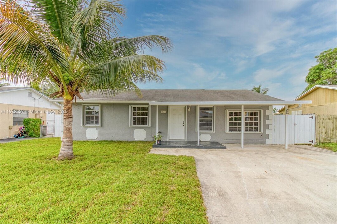 8130 SW 7th Ct in North Lauderdale, FL - Building Photo