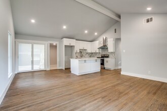 6147 Ravendale Ln in Dallas, TX - Building Photo - Building Photo