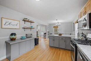 131 Forest Hill Way in Manchester, NH - Building Photo