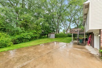 236 Cresthaven Ln in Pittsburgh, PA - Foto de edificio - Building Photo