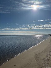 25 Shinnecock Rd in East Quogue, NY - Foto de edificio - Building Photo