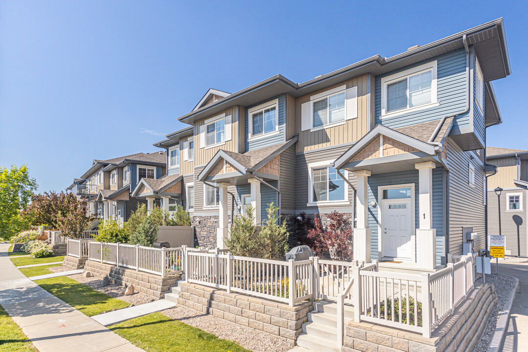 Mosaic Vista in Edmonton, AB - Building Photo