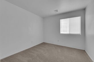 813 E La Madre Wy in North Las Vegas, NV - Building Photo - Building Photo