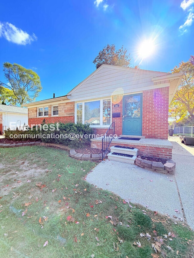165 W Baker Ave in Clawson, MI - Building Photo - Building Photo