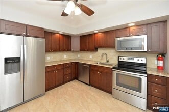 21-31-31 Ridge Rd, Unit D15 in Ridgewood, NJ - Foto de edificio - Building Photo