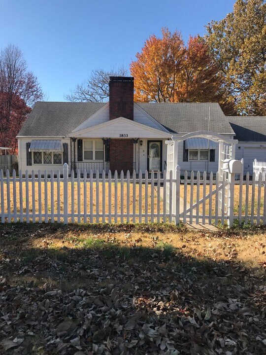 1833 S Missouri Ave in Springfield, MO - Building Photo
