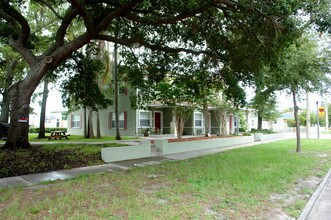 2790 1st Ave N in St. Petersburg, FL - Foto de edificio - Building Photo