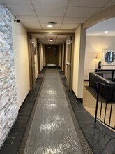 2400 Windsor Mall in Park Ridge, IL - Foto de edificio - Building Photo