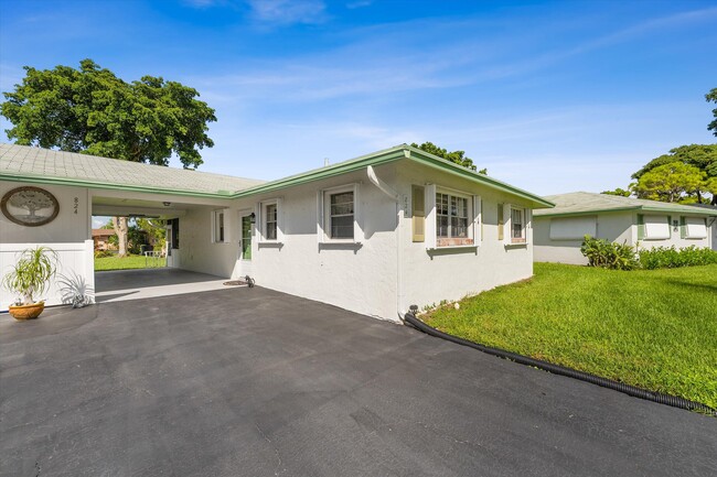 824 Meadowlark Ln in Delray Beach, FL - Foto de edificio - Building Photo