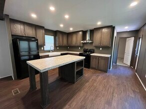 106 E Semands St in Conroe, TX - Foto de edificio - Building Photo