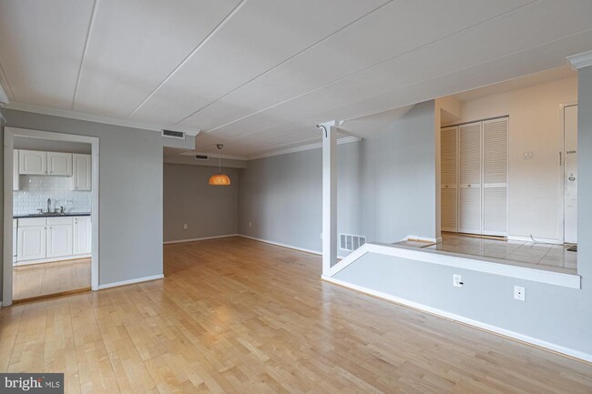 120 Roberts Ln-Unit -301 in Alexandria, VA - Building Photo - Building Photo