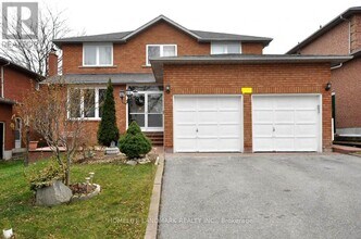 138 Keffer Cir in Newmarket, ON - Building Photo - Building Photo