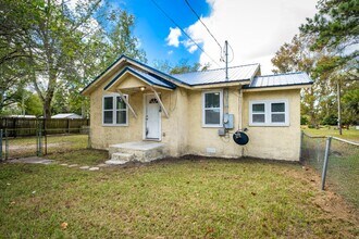 12716 Gillespie Ave in Jacksonville, FL - Foto de edificio - Building Photo