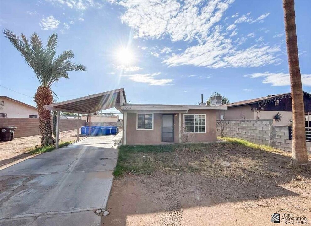 1330 La Madera Dr in San Luis, AZ - Building Photo