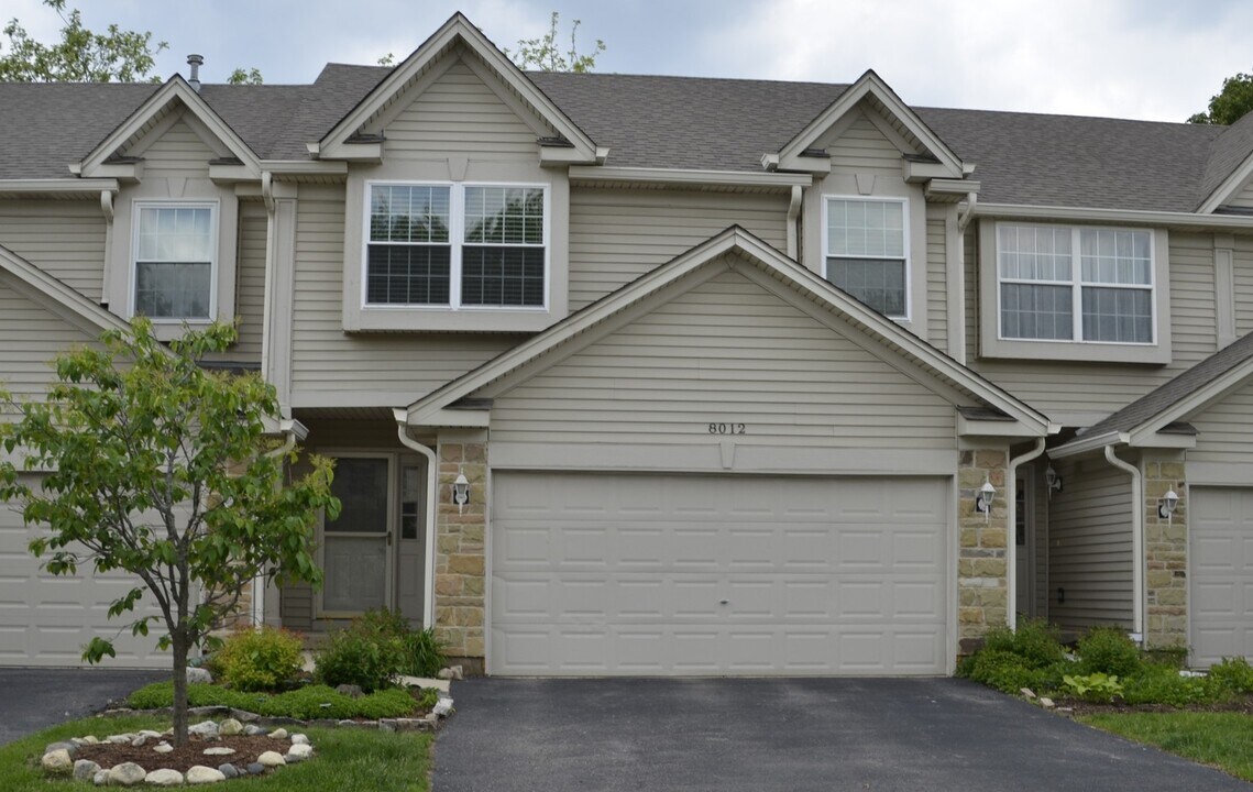 8012 Sierra Woods Ln in Carpentersville, IL - Building Photo
