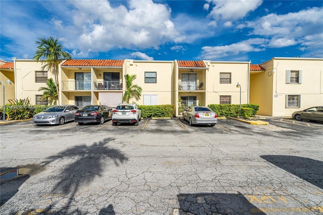 8701 SW 12th St, Unit 21 in Miami, FL - Building Photo