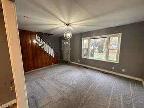 20106 Longbrook Rd in Warrensville Heights, OH - Building Photo - Building Photo