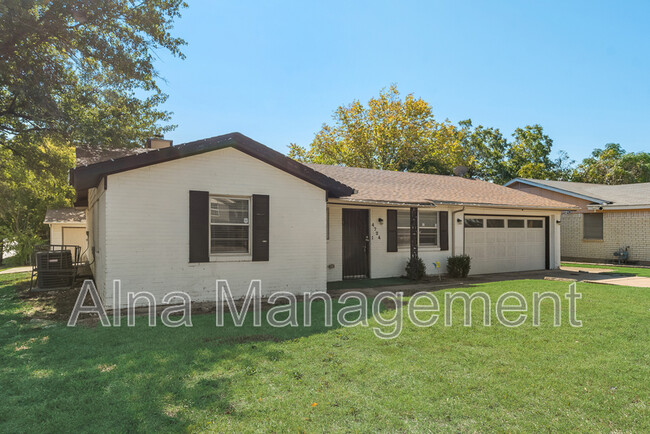 4724 Woodview Ln in Forest Hill, TX - Foto de edificio - Building Photo