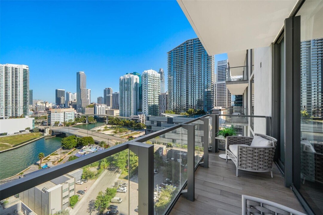 88 SW 7th St, Unit 1212 in Miami, FL - Building Photo