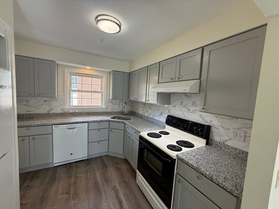 8-10-10 Essex St in Andover, MA - Building Photo