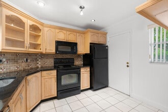 6300 S Falls Cir Dr in Lauderhill, FL - Building Photo - Building Photo