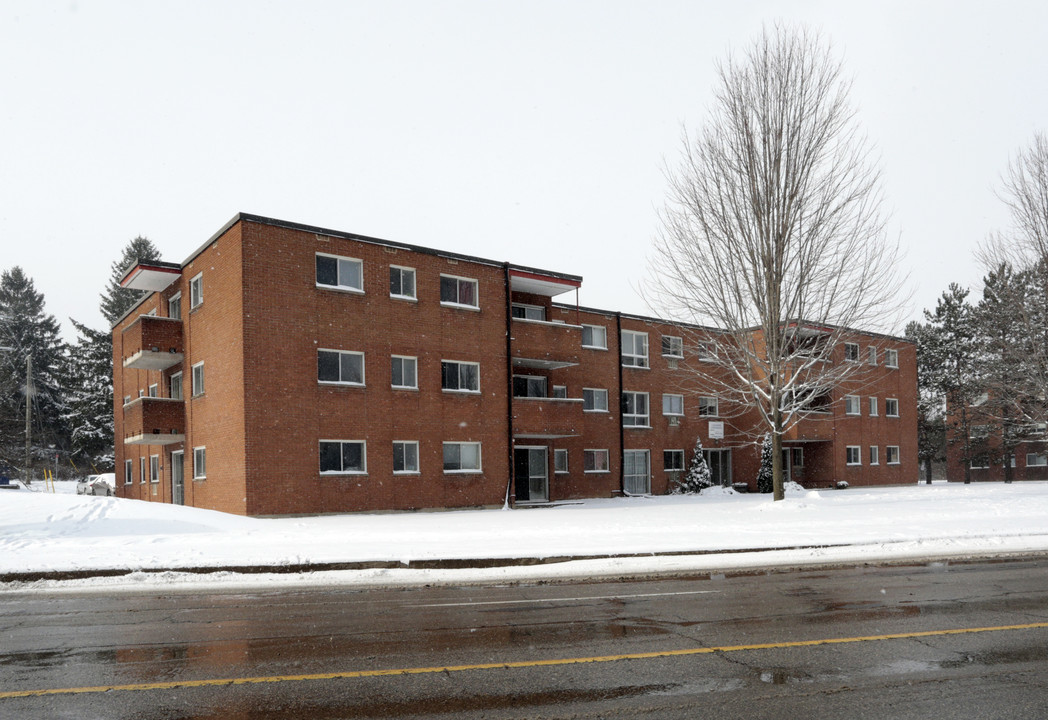 Woodland Trail Apartments in Waterloo, ON - Building Photo