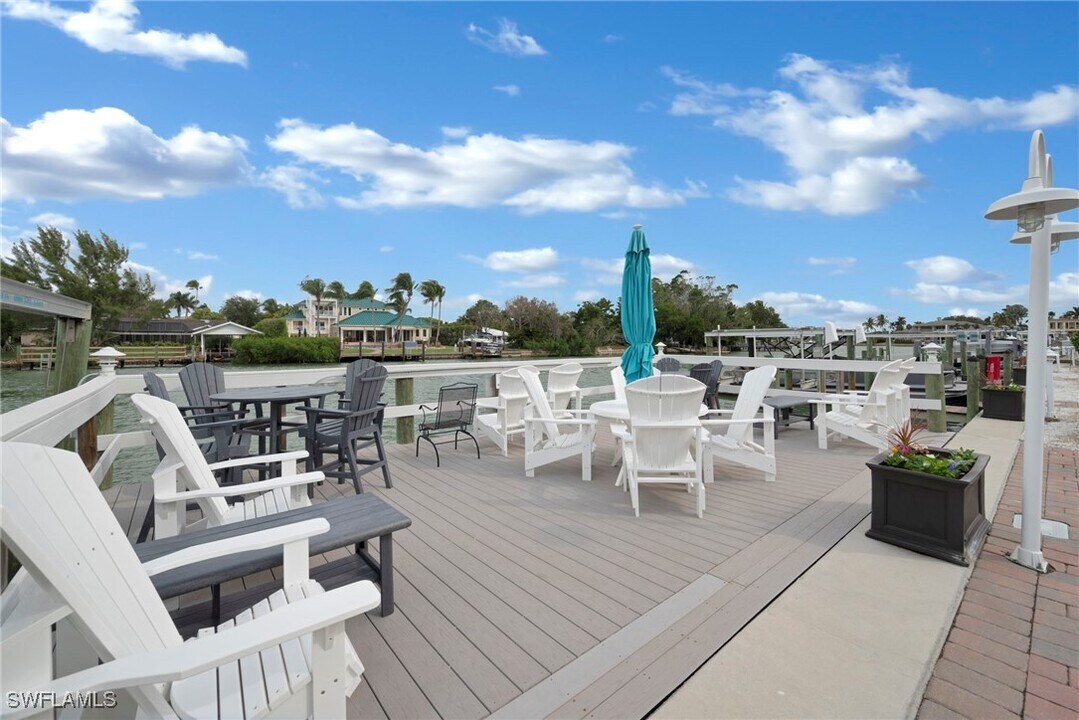 1950 Gulf Shore Blvd N in Naples, FL - Foto de edificio