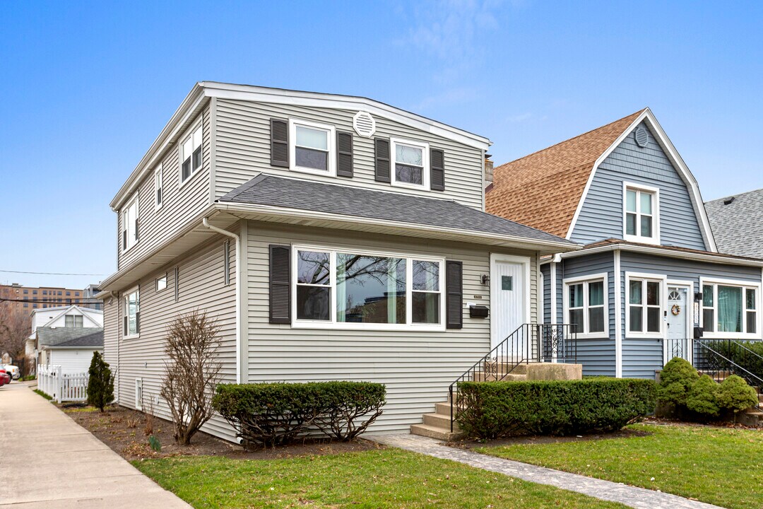 4701 W Berteau Ave in Chicago, IL - Building Photo