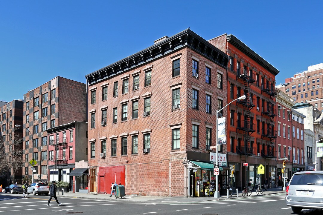 301 W 13th St in New York, NY - Building Photo