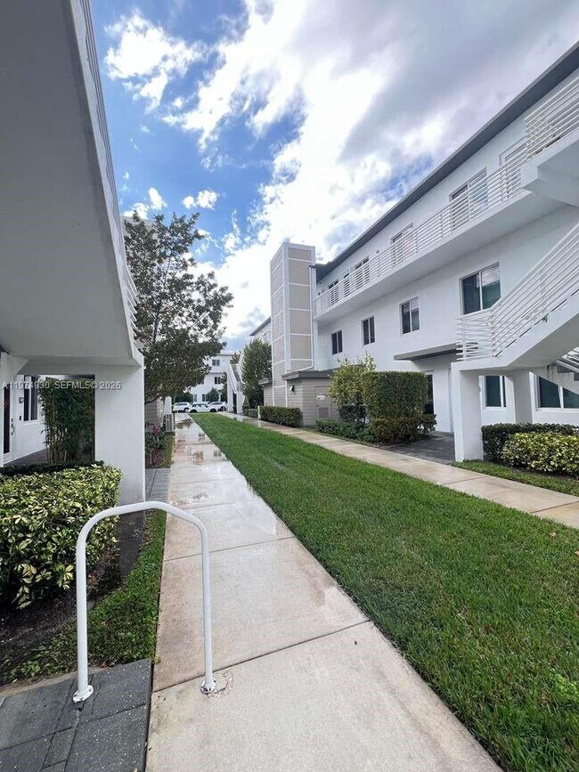 10229 NW 64th Ter, Unit 101 in Doral, FL - Foto de edificio - Building Photo