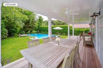 17 Meadowgrass Ln in Southampton, NY - Building Photo - Building Photo