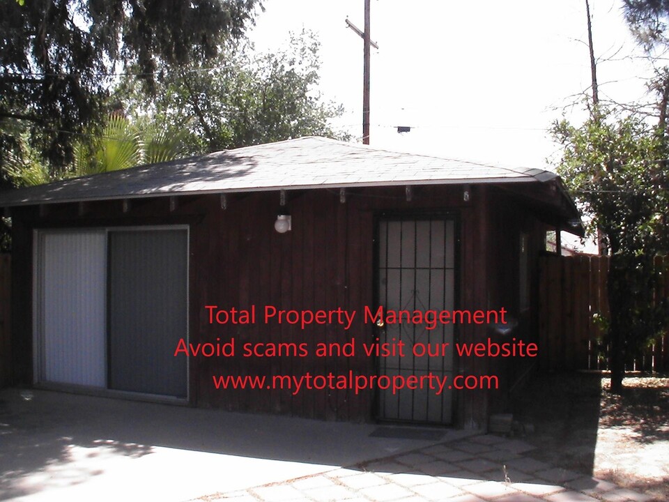 867 E Academy Ave in Tulare, CA - Building Photo