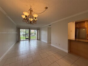 9140 Fontainebleau Blvd in Miami, FL - Building Photo - Building Photo