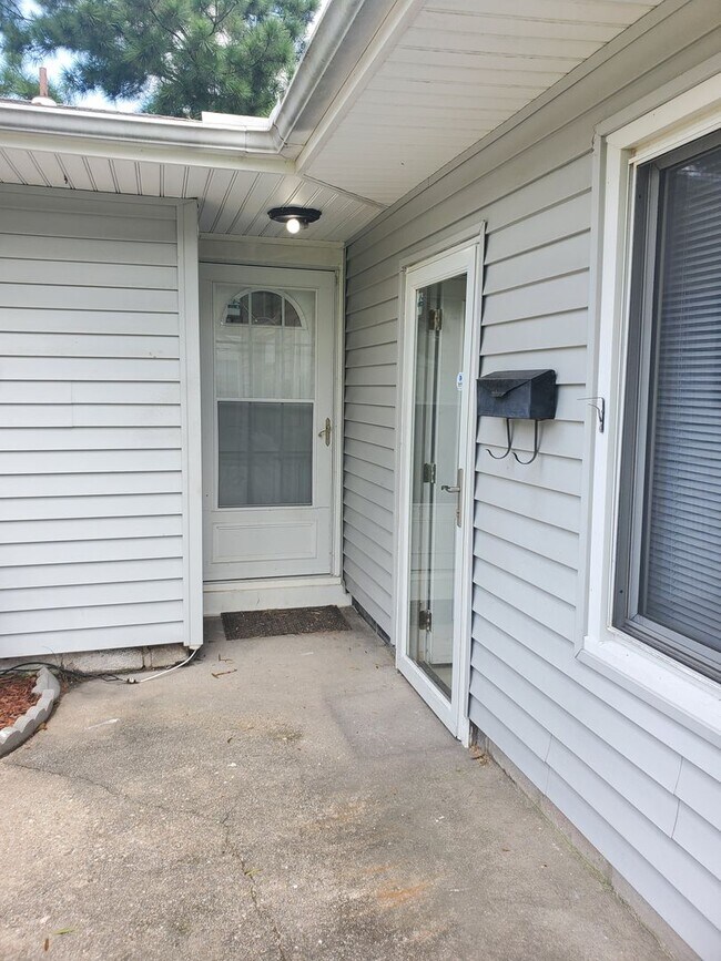 232 Colonel Cir in Virginia Beach, VA - Foto de edificio - Building Photo