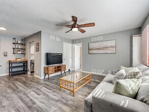 1135 S Oneida St, Unit F in Denver, CO - Building Photo - Building Photo