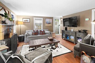 80 Rte 114 in Wainscott, NY - Building Photo