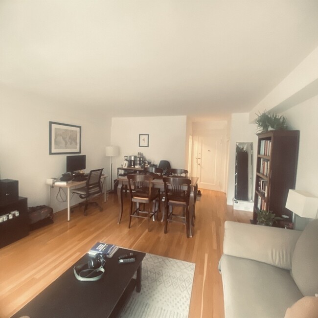 145 Pinckney St, Unit 205 in Boston, MA - Foto de edificio - Building Photo