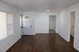 829 W Charles St in Independence, MO - Building Photo - Building Photo