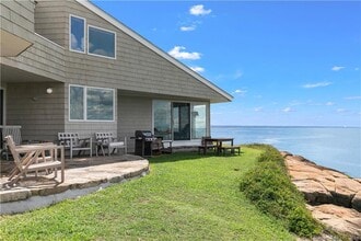 133 Johnsons Point Rd in Branford, CT - Building Photo - Building Photo
