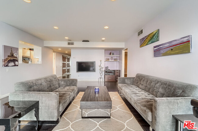 property at 910 S Holt Ave