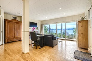 4400 55th Ave NE, Unit Lower level in Seattle, WA - Building Photo