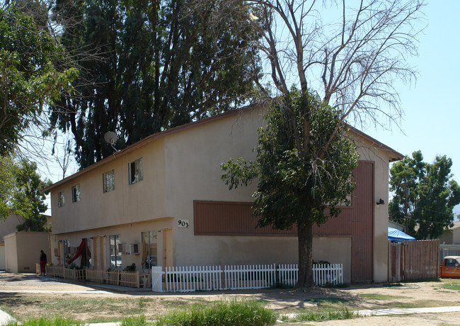 903 N Vicentia Ave in Corona, CA - Building Photo - Building Photo